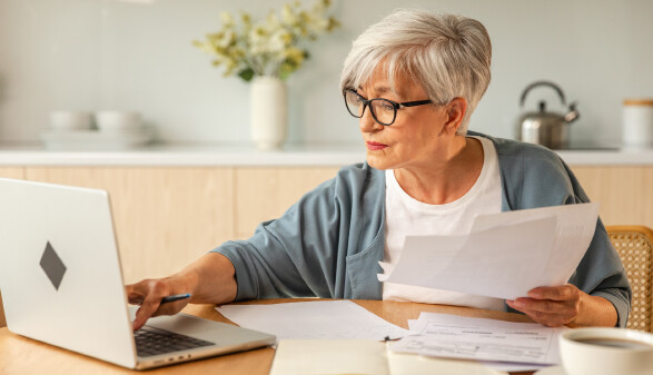 ältere Dame mit Laptop