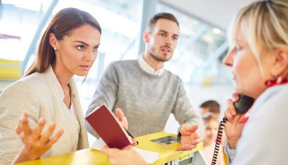 Konsumentin am Ticketschalter