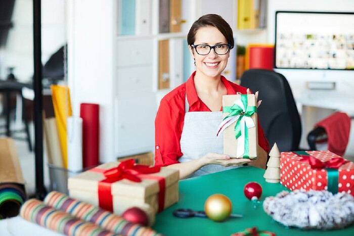 Verkäuferin mit Geschenk in der Hand