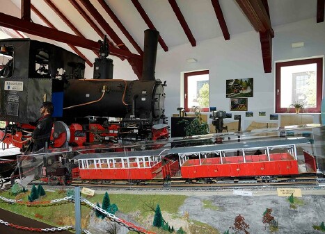 alte Lokomotive der Achenseebahn und ein Modell unter Glas