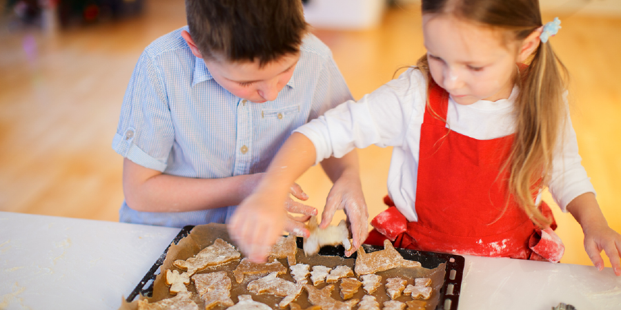 Zwei Kinder beim Keksebacken