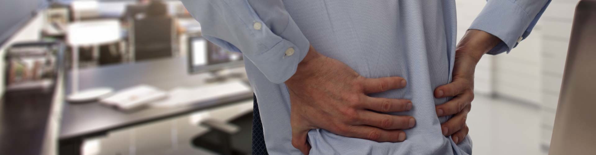 Ein Arbeitnehmer leidet unter Rückenschmerzen © Fotolia.com