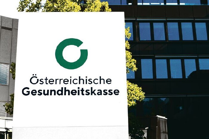 Schild ÖGK vor Krankenkassen-Gebäude