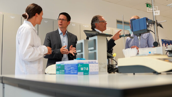 AK Vizepräsident Christoph Stillebacher bei der Betriebsbesichtigung bei "Pure Green Cosmetics" in Roppen