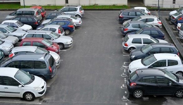 Autos auf einem Parkplatz