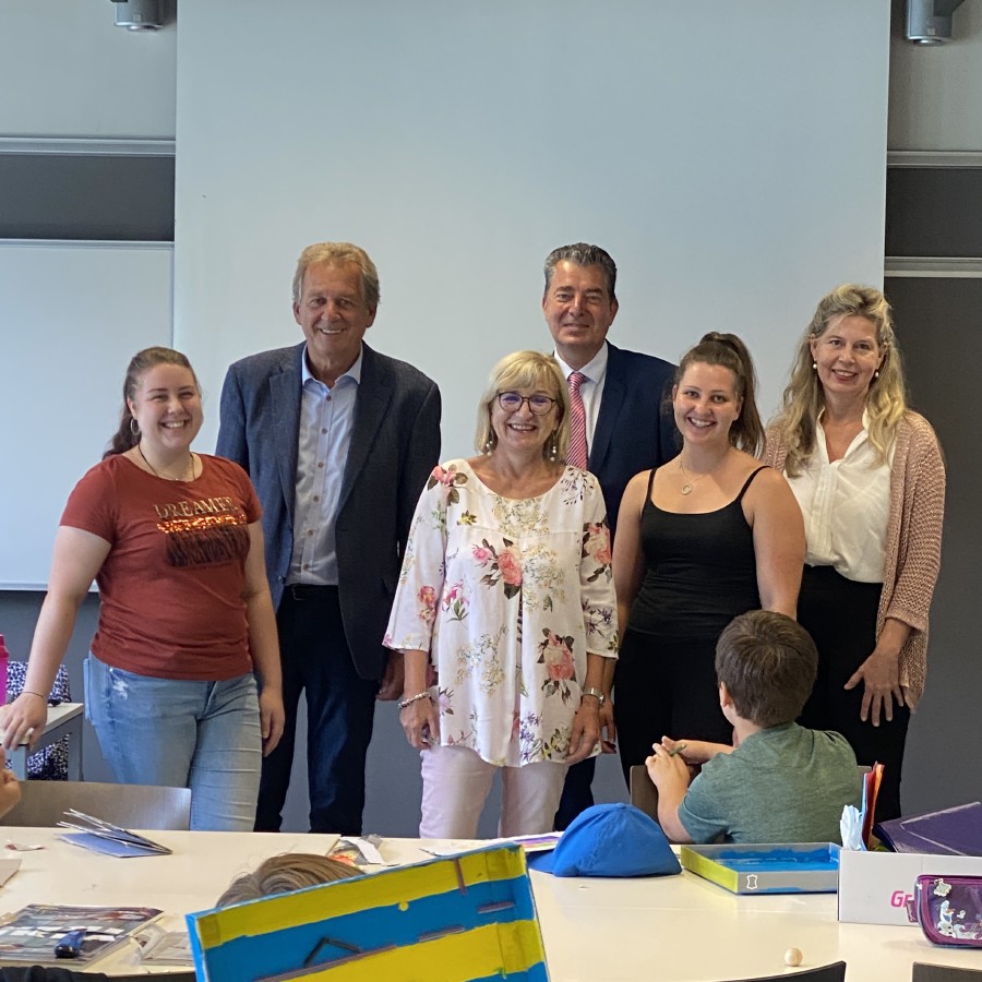 Im Bild von links: Trainerin Lea Wartlsteiner, AK Präsident Erwin Zangerl, LR Beate Palfrader, Mag. Tom Zluga, bfi, Trainerin Anna Graf und Mag. Ulrike Oberreiter, bfi © AK Tirol Im Bild von links: Trainerin Lea Wartlsteiner, AK Präsident Erwin Zangerl, LR Beate Palfrader, Mag. Tom Zluga, bfi, Trainerin Anna Graf und Mag. Ulrike Oberreiter, bfi © AK Tirol