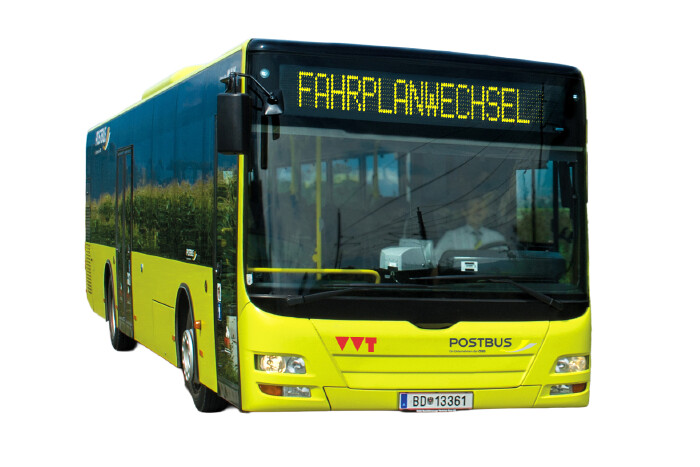 Foto zeigt einen gelben VVT-Postbus, auf der Anzeigetafel steht "Fahrplanwechsel"