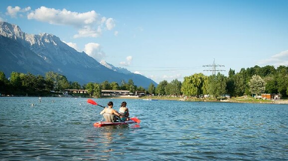 Zwei Frauen rudern durch den Baggersee Ro&szlig;au