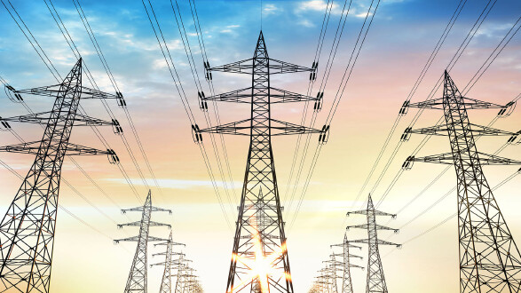 Drei Reihen von knapp hintereinander stehenden Strommasten, das Bild scheint KI zu sein