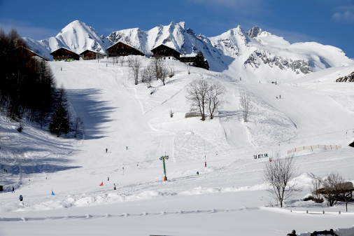 Das Foto zeigt den Skibetrieb im Skigebiet Prägraten am Großvenediger, ein Lift, mehrere Pisten und Skifahrer