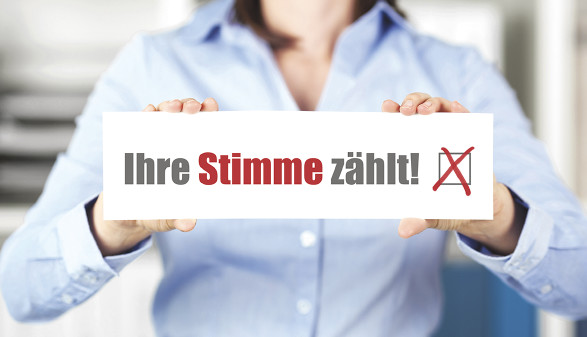 © contrastwerkstatt/stock.adobe.com Frau hält Schild mit "Ihre Stimme zählt" © contrastwerkstatt/stock.adobe.com