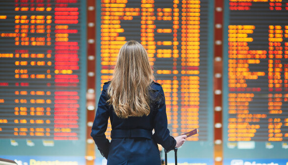 Junge Reisende am Flughafen