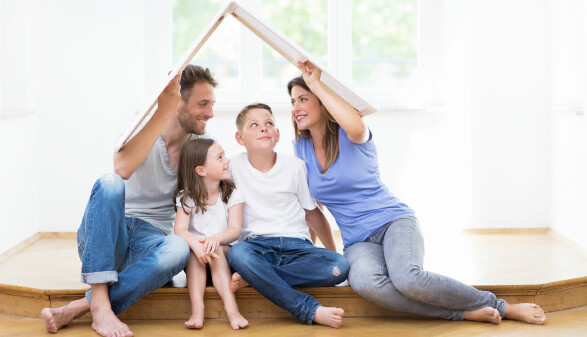 Familie in neuem Heim