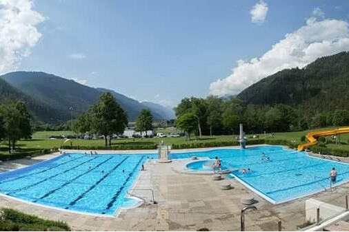 Schwimmanlage des Erlebnisfreibades Prutz mit zwei Schwimmbecken
