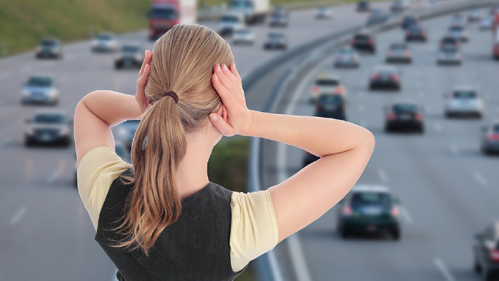 © RioPatuca_Images/adobe.stock.com Frau vor Autobahn © RioPatuca_Images/adobe.stock.com