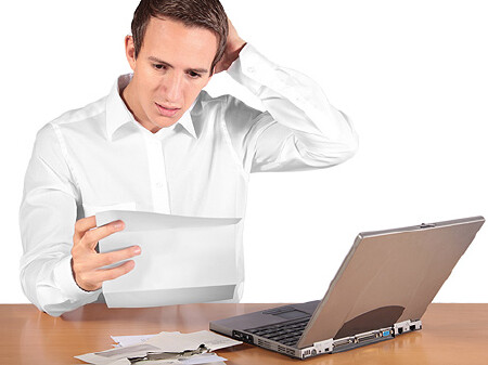 Junger Mann sitzt vor Laptop und hält einein Brief in der Hand © Kaesler Media, Stock.Adobe.com