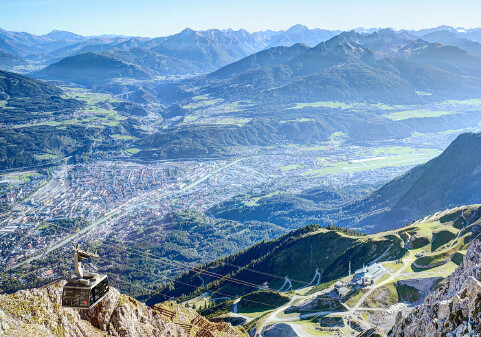 Blick von der Innsbrucker Nordkette auf Innsbruck und den Inn