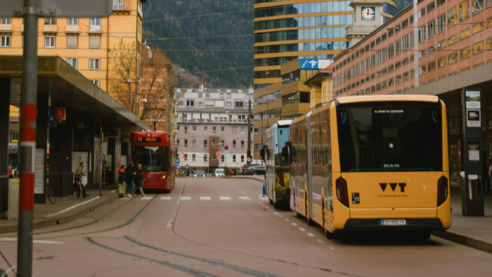 Busse des &ouml;ffentlichen Verkehrs an einer Haltestelle in Innsbruck.