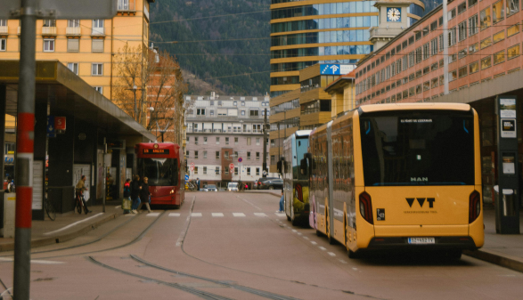 Busse des &ouml;ffentlichen Verkehrs an einer Haltestelle in Innsbruck.
