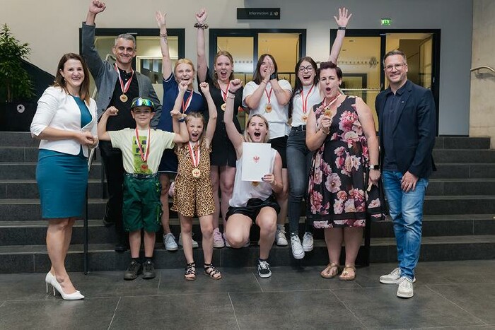Siegerprojekt der TFBS für Handel und Büro Imst: LA Astrid Mair (l) und AK Vizepräsident Klaus Rainer (r) mit den teilnehmenden Lehrlingen Lena Weinberger, Melina Mair, Leni Holzknecht, Lorena Mangweth (hintere Reihe von links), Kinder Adrian Starjakob und Milena Mark (haben die Schülerinnen bei der Präsentation unterstützt), Chiara Starjakob (vorne v. links), Direktor Mario Schütz (2. v. links) und Fachlehrerin Sabrina Rieß (2. von rechts). © AK Tirol/Andreas Friedle Siegerprojekt der TFBS für Handel und Büro Imst: LA Astrid Mair (l) und AK Vizepräsident Klaus Rainer (r) mit den teilnehmenden Lehrlingen Lena Weinberger, Melina Mair, Leni Holzknecht, Lorena Mangweth (hintere Reihe von links), Kinder Adrian Starjakob und Milena Mark (haben die Schülerinnen bei der Präsentation unterstützt), Chiara Starjakob (vorne v. links), Direktor Mario Schütz (2. v. links) und Fachlehrerin Sabrina Rieß (2. von rechts).