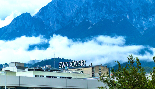 Blick auf das Swarovski-Firmengelände in Wattens mit dem Firmenschriftzug auf dem Dach