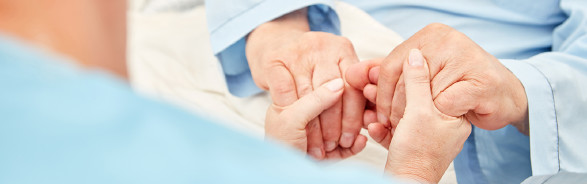 Krankenschwester hält Hände von Patienten © drubig-foto/stock.adobe.com