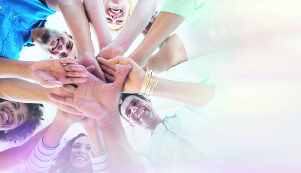 Gruppe von Menschen halten Hände übereinander © vectorfusionart/adobe.stock.com