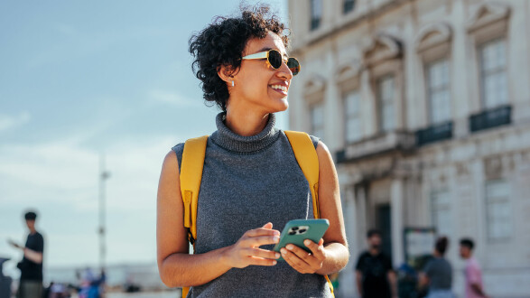 Junge Frau befindet sich im Urlaub und verwendet Handyroaming