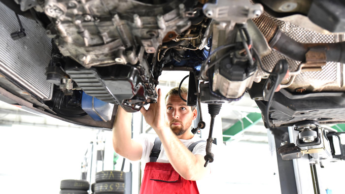 © contrastwerkstatt/stock.adobe.com Automechaniker überprüft Zustand eines PKW © contrastwerkstatt/stock.adobe.com