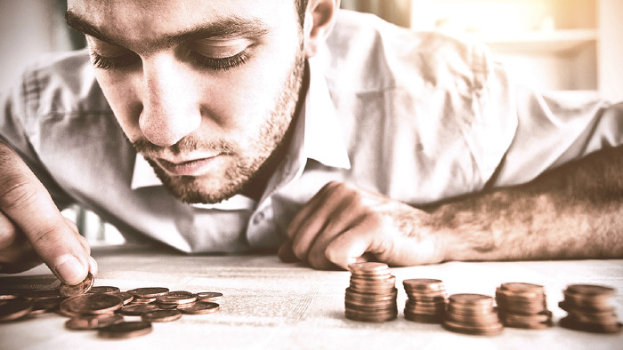© vectorfusionart/fotolia.com Mann, der Geld zählt © vectorfusionart/fotolia.com