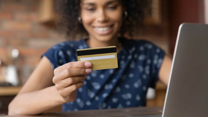 Frau mit Kreditkarte