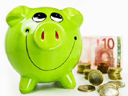 gr&uuml;nes Sparschwein mit Euro-M&uuml;nzen und Banknote
