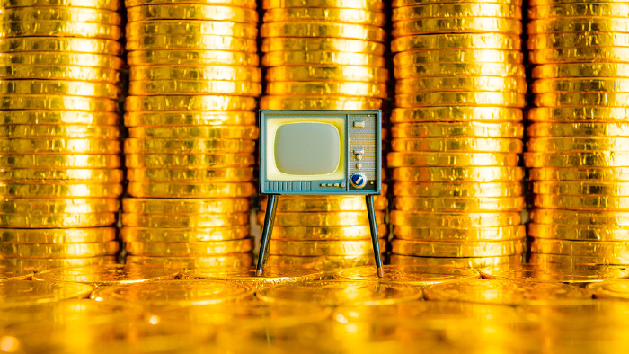 © beeboys/stock.adobe.com Fernseher vor Münzstapeln © beeboys/stock.adobe.com