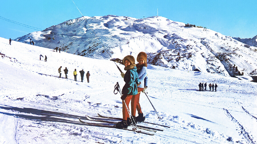Zwei Skifahrer fahren mit dem Schlepplift in St. Anton am Arlberg auf den Berg hinauf