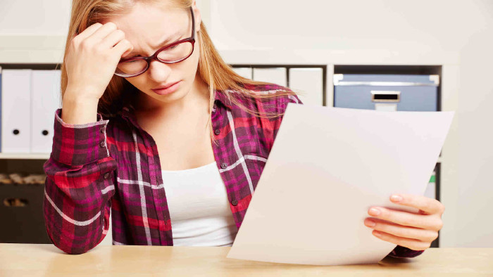 © Robert Kneschke, stock.adobe.com Frau mit Brief schaut besorgt © Robert Kneschke, stock.adobe.com