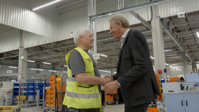 AK Präsident Erwin Zangerl schüttelt bei der Betriebsbesichtigung im Post Logistikzentrum Vomp einem Mitarbeiter die Hand