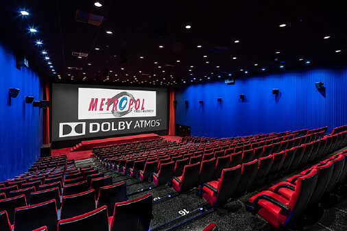 Leerer Kinosaal, auf der Leinwand ist das Metropol-Logo zu sehen