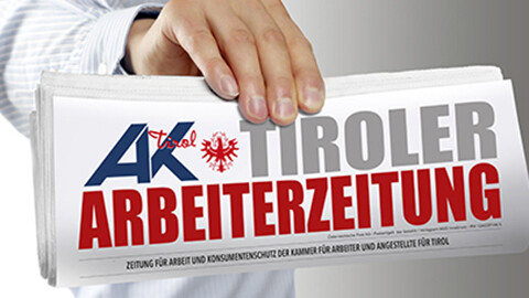 Hand mit Ausgabe der Tiroler Arbeiterzeitung