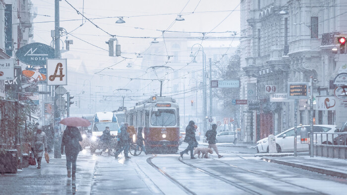 Stadtverkehr auf schneebedeckten Stra&szlig;en in Wien