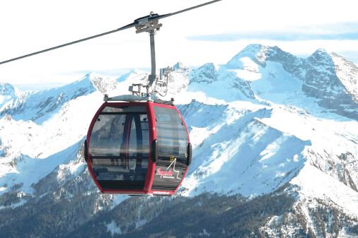 Gondel der Skiarena Bergeralm ist Richtung Berg unterwegs