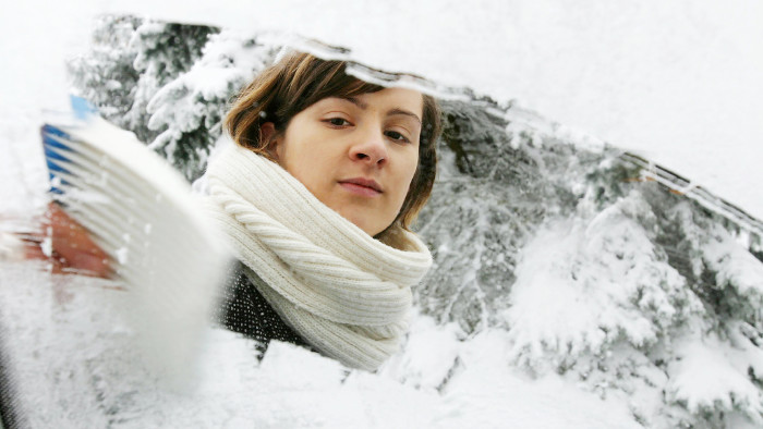 © Anke Tomass/stock.adobe.com Frau kratzt Eis von der Windschutzscheibe © Anke Tomass/stock.adobe.com