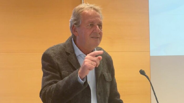 Portraitbild von AK Pr&auml;sident Erwin Zangerl am Rednerpult der AK Vollversammlung.