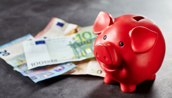 Sparschwein mit Geldscheinen ©  exclusive-design/stock.adobe.com