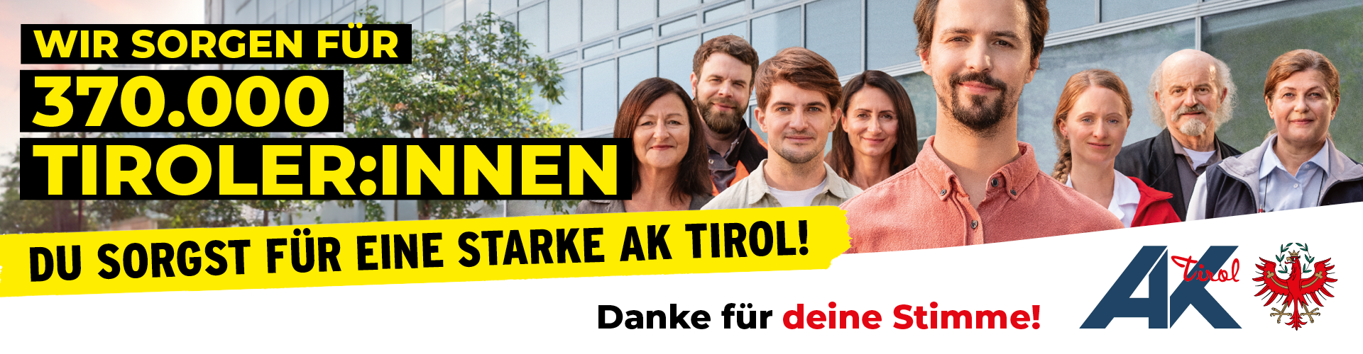 Eine Gruppe von Arbeitnehmer:innen, in gelb auf schwarz steht: Wir sorgen für 370.000 Tiroler:innen, in schwarz auf gelb steht: Sorg du für eine starke AK Tirol und darunter steht: Danke für deine Stimme!