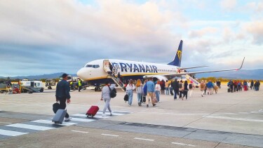 Passagiere am Weg zu einer Ryanair-Maschine