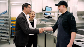 AK Vizepräsident schüttelt in der Küche des Naturhotels Waldklause einem Lehrling, der Landessieger bei den TyrolSkills wurde, die Hand