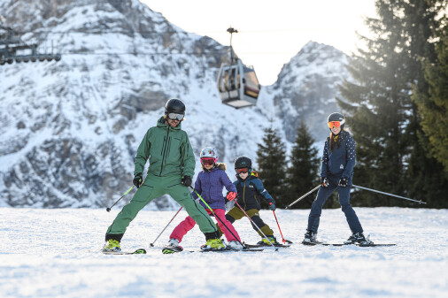 Familie auf der Piste beim Skifahren im Schneepflug