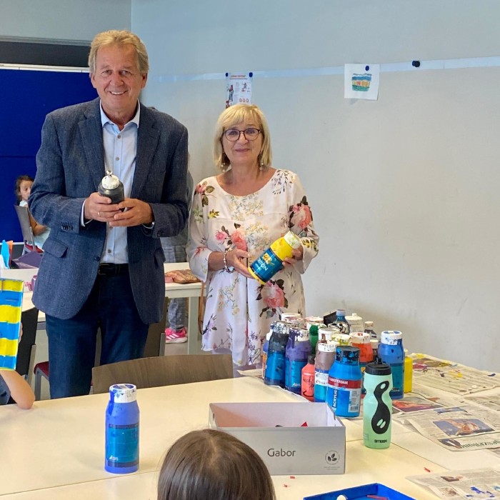 AK Präsident Erwin Zangerl und LR Beate Palfrader überzeugten sich vor Ort von der Qualität der Sommerschule Plus. © AK Tirol AK Präsident Erwin Zangerl und die zuständige LR Beate Palfrader überzeugten sich im bfi Tirol von der Qualität der Sommerschule Plus. © AK Tirol