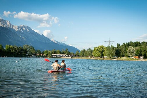 Zwei Frauen rudern durch den Baggersee Ro&szlig;au