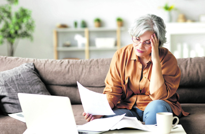 © JenkoAtaman/stock.adobe.com Frau schaut nachdenklich auf Unterlagen © JenkoAtaman/stock.adobe.com